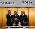 Toray Industries, Inc. und der deutsche Premiumautomobilhersteller Daimler AG bei der Unterzeichnung eines gemeinsamen Joint Ventures für die Herstellung und Vermarktung von Automobilteilen aus carbonfaserverstärkten Kunststoffen (CFK). 